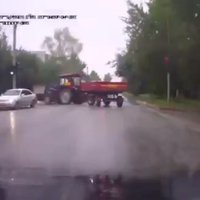 Video: kas notiek, kad traktorists izskaitļo nepareizo braukšanas trajektoriju
