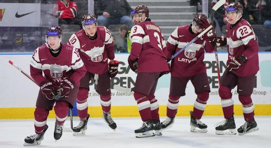 Latvijas U-20 hokejisti sagādā 'uguņošanu' un saglabā cerības uz ceturtdaļfinālu