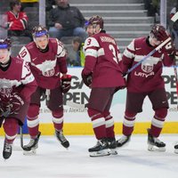 Latvijas U-20 hokejisti sagādā 'uguņošanu' un saglabā cerības uz ceturtdaļfinālu