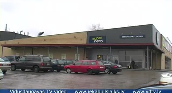 Jēkabpilī aizdedzies 'Supernetto'; evakuēti cilvēki (video)