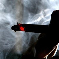 Саркандаугава: 15-летний подросток курил марихуану прямо возле школы
