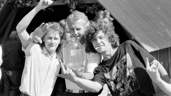 Foto: 1992. gada alus svētki Cēsīs. Atrodi sevi un draugus vēsturiskajās fotogrāfijās! 