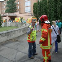 No liesmām Stradiņos izglābti septiņi cilvēki; evakuēti 170