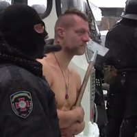 'Berkut' fotografētais kailais protestētājs atgriezies uz Kijevas barikādēm
