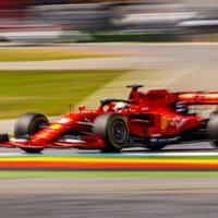 'Ferrari' piloti svelmainajā Hokenheimā uzrāda ātrākos laikus treniņbraucienos