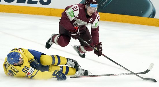 Latvijas hokejisti pēc apņēmīgas cīņas ar zviedriem zaudē izredzes iekļūt ceturtdaļfinālā