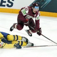 Latvijas hokejisti pēc apņēmīgas cīņas ar zviedriem zaudē izredzes iekļūt ceturtdaļfinālā