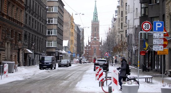 Pēc snigšanas satiksme Rīgā ir apmierinoša, vērtē dome