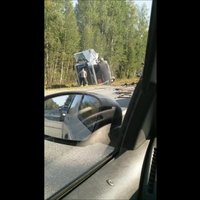 Sadursmē ar degvielas vedēju uz Liepājas šosejas iet bojā vieglā auto vadītājs