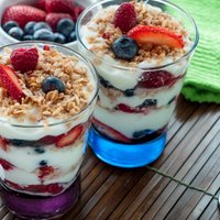 Granola ar jogurtu un ogām