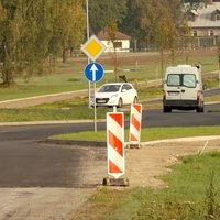 Video: Valmierā autovadītāji samulsuši no nevietā saspraustām zīmēm