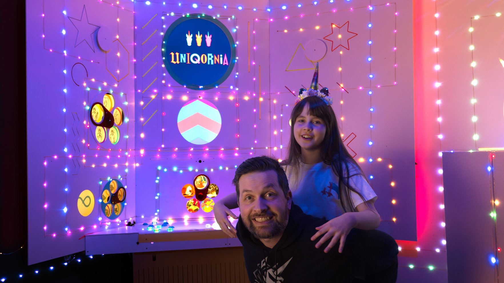 Šarlotei un Henrijam ir autisms. Tētis bērnu atbalstam rada 1000 vienradžu stāstu fabriku