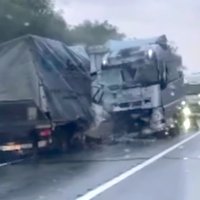 Video: Uz Bauskas šosejas kravas auto un furgona sadursmē cietis cilvēks