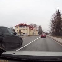 Video: Agresīvs BMW X6 uz ceļa pie Ķekavas