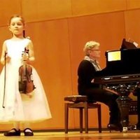 Septiņgadīgo vijolnieci un komponisti salīdzina ar Mocartu