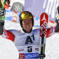 Pasaules kausa sezona kalnu slēpošanā vīriešiem sākas ar Hiršera uzvaru milzu slalomā