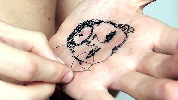 david-cata-sews-portraits-of-his-family-into-the-palm-of-his-hand-designboom-01