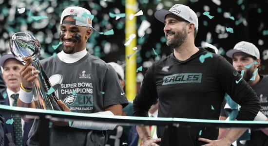 "Eagles" triumfē "Super Bowl" cīņā un neļauj "Chiefs" uzvarēt trešo gadu pēc kārtas