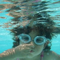 Pareizā rīcība, ja peldēšanās laikā bērnam paliek zilas lūpas