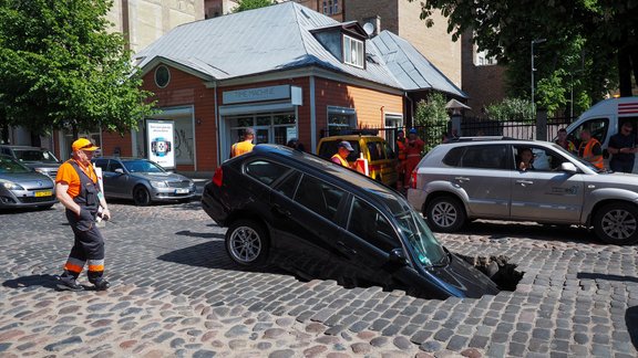 Ģertrūdes ielas bruģī ielūzis BMW - 16