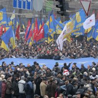 На Евромайдан вышли десятки тысяч украинцев, Тимошенко грозит Януковичу