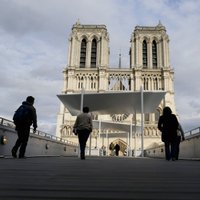 Parīzes Dievmātes katedrālē nošāvies vīrietis