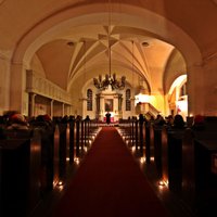 Raunas baznīcā svētbrīdī piemin Zolitūdes traģēdijas upurus