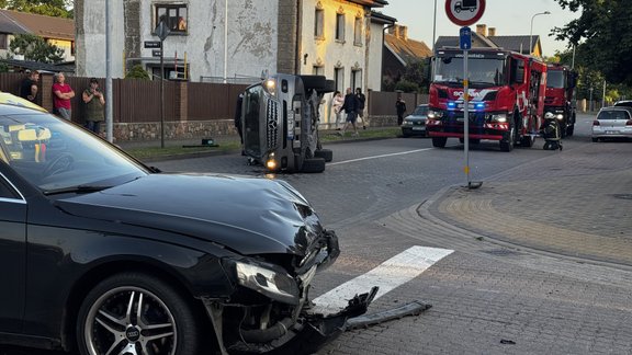 Foto: Ventspilī sadursmē auto apgāžas uz sāna; cieš divi cilvēki