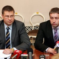 Prokuratūra iepriekš brīdinājusi arī ekspremjeru Dombrovski; Augulis – pirmais ministrs
