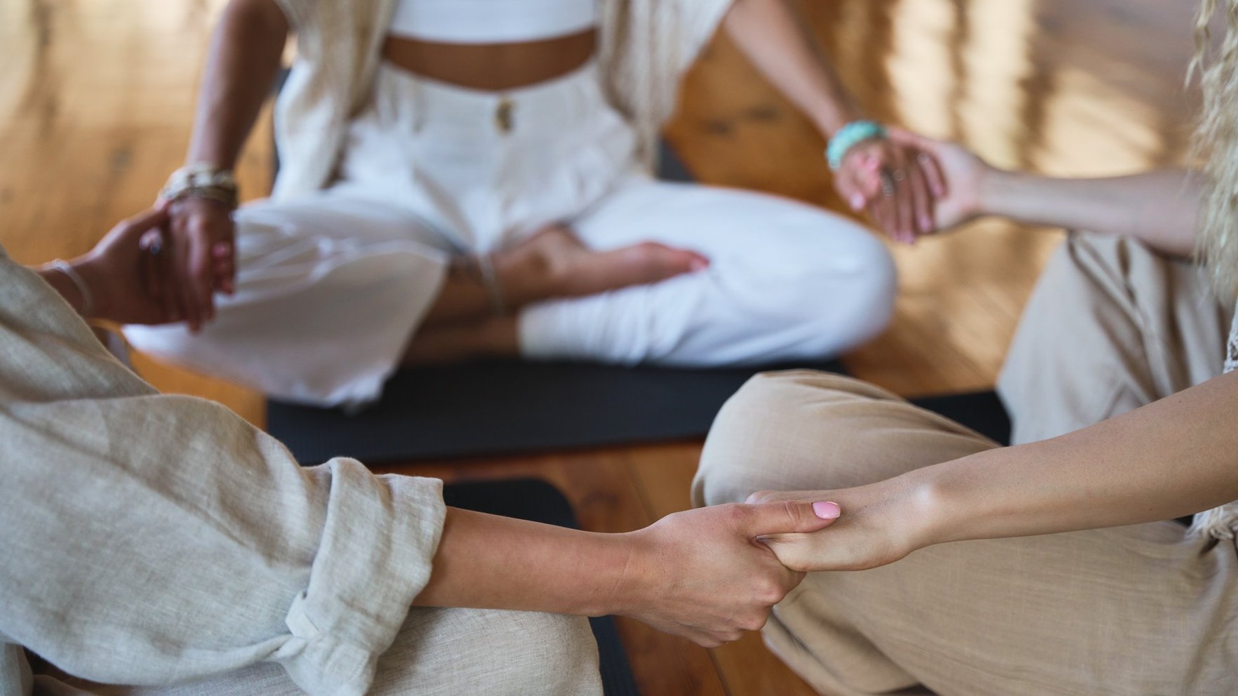 Reizi mēnesī meditācija, reizi mēnesī – dzeršana līdz bezsamaņai. Kā darbojas mūsdienu 