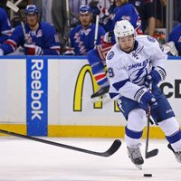 'Lightning' izlīdzina rezultātu NHL Austrumu konferences finālā; Džonsonam 'hat trick'