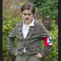 Skola zēnam aizliedz izskatīties pēc Hitlera