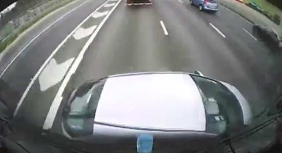 Video: Lielbritānijā kravas auto pa šoseju stumj 'hondu'