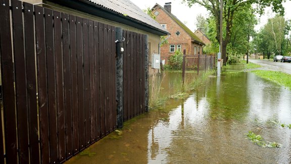 Stiprā lietus un vētras postījumi Jelgavā