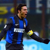 Traumētais Milānas 'Inter' kapteinis pagarinājis līgumu vēl uz vienu sezonu