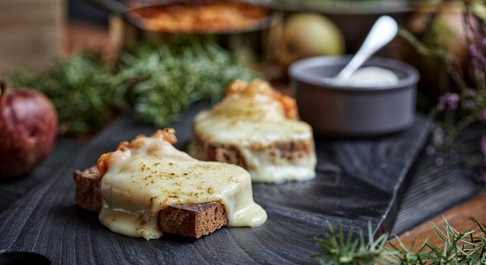 Rudzu karstmaize ar lāceņu ievārījumu un amoliņa sieru