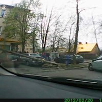 Video: Auto ietriecas stabā un apskādē tuvumā novietotos spēkratus
