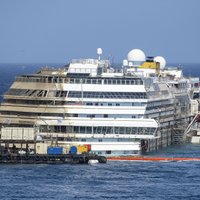 'Costa Concordia' izcelšana: avarējušo kuģi izdodas nostādīt vertikāli