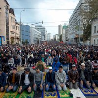 Foto: Maskavā 180 000 musulmaņu svin Upurēšanas svētkus