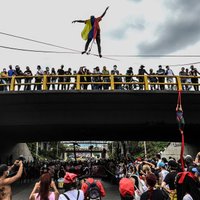 Foto: Tūkstošiem kolumbiešu protestē pret nodokļu reformu
