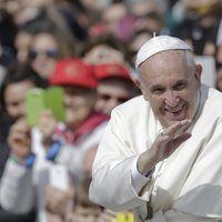Папа Римский забрал с Лесбоса более десятка беженцев