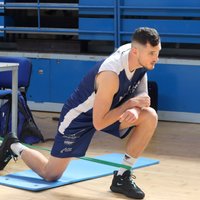 Video: Draudzene kā svaru stienis – Latvijas basketbolists 'Covid-19' laikā radoši trenējas