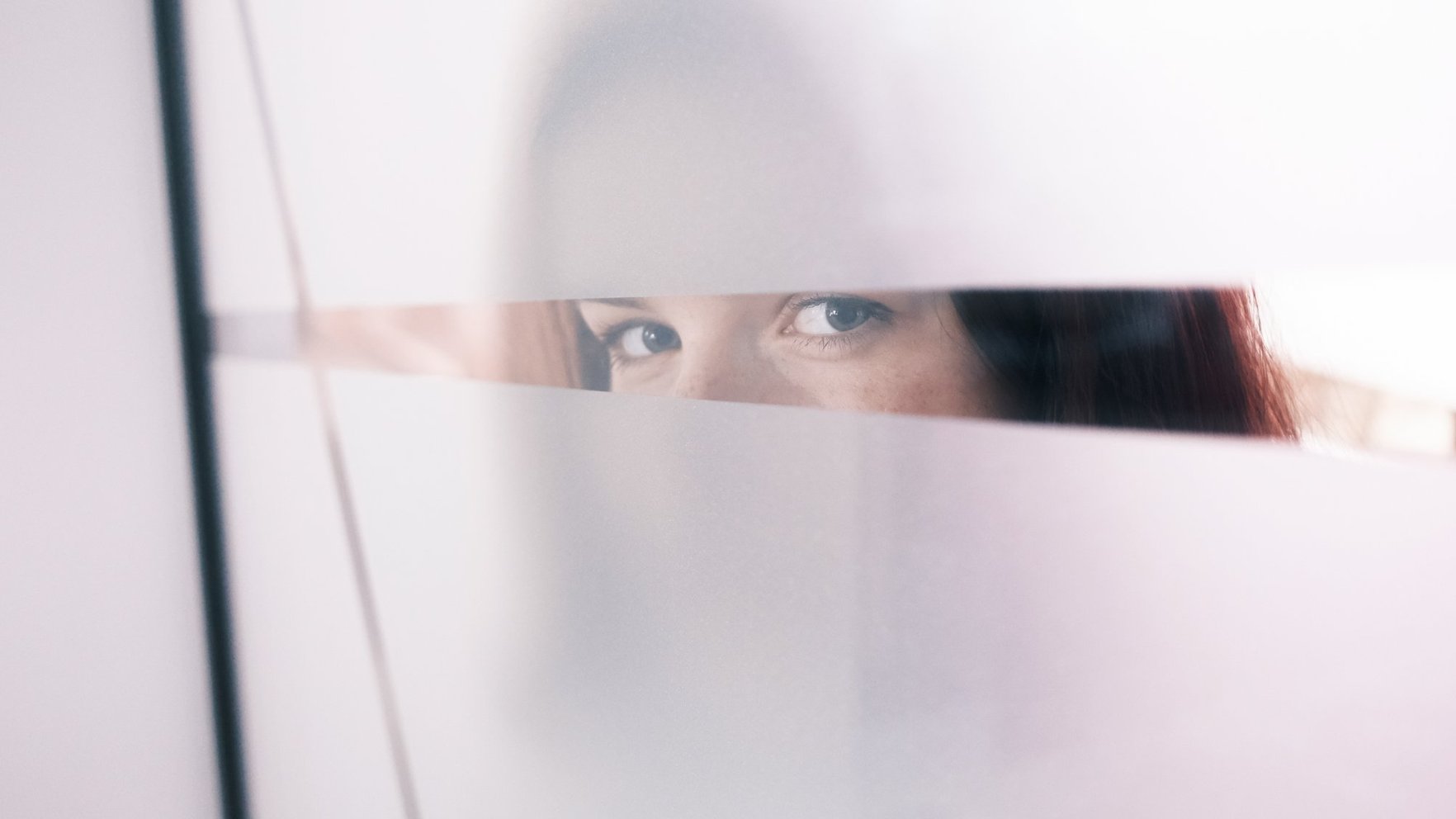 Taureņi vēderā un kamols kaklā – kāpēc noteiktas emocijas sajūtam fiziski?