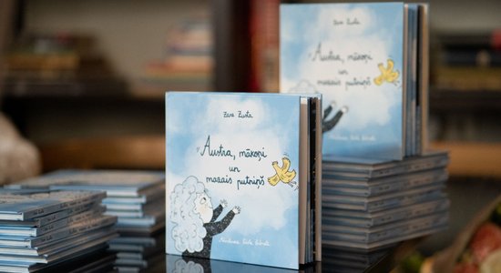 Grāmata bērniem par adopciju 'Austra, mākoņi un mazais putniņš' rosina sarunas par pagātnes ģimeni
