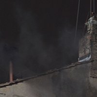 Ватикан: черный дым с крыши Сикстинской капеллы