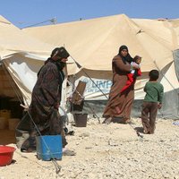ES gatavo plānu uzņemt 200 000 bēgļu no nometnēm pie Sīrijas, raksta 'Financial Times'