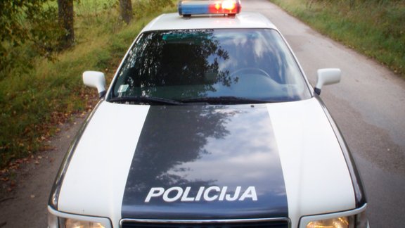 vecākais policijas auto