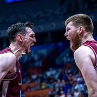 Video: Latvijas basketbola izlase vēsturiski Pasaules kausā uzvar čempioni Spāniju