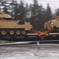 ВИДЕО: Через Латвию проехал большой состав с танками армии США