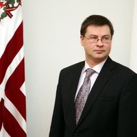 Dombrovskis: ja būs referendums, Latvija eiro 2014.gadā neieviesīs